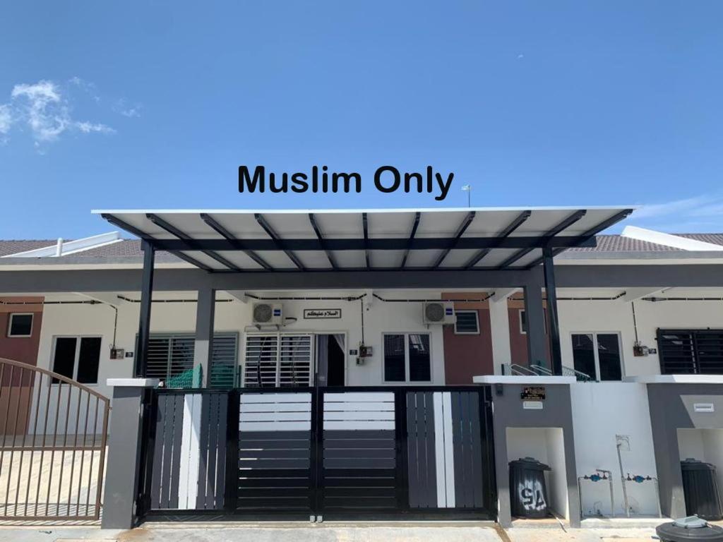 Fazlizasuite Homestay @ Teluk Kemang-Muslim Preferred Порт-Диксон Экстерьер фото
