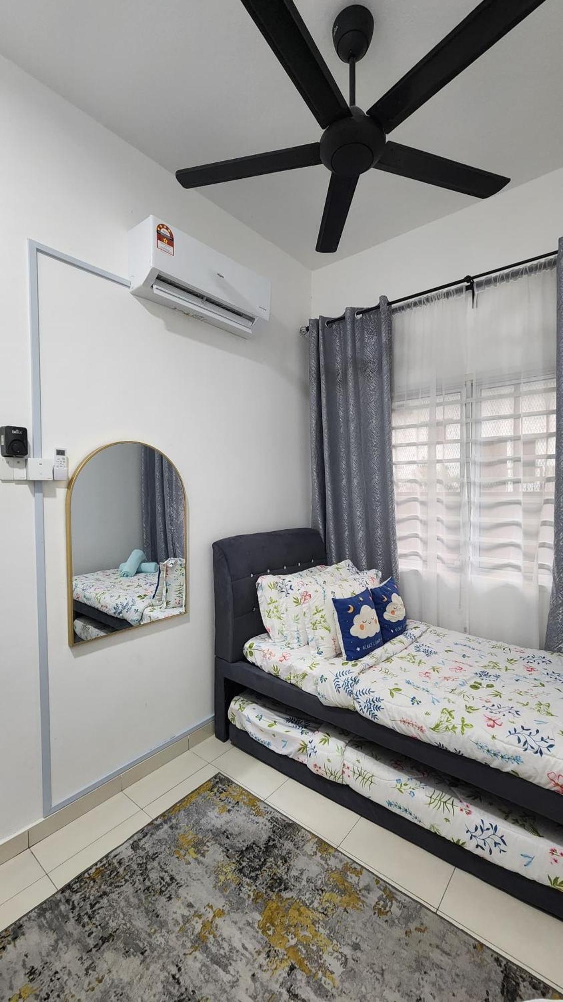 Fazlizasuite Homestay @ Teluk Kemang-Muslim Preferred Порт-Диксон Экстерьер фото