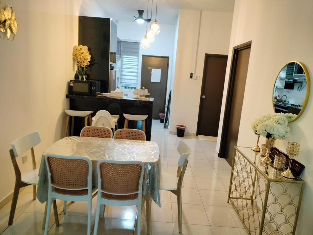 Fazlizasuite Homestay @ Teluk Kemang-Muslim Preferred Порт-Диксон Экстерьер фото